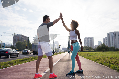 Image of couple congratulating on morning run ginis