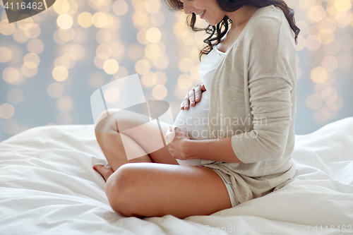 Image of close up of happy pregnant woman in bed 