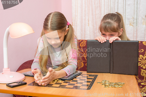 Image of The sisters do not share the coin