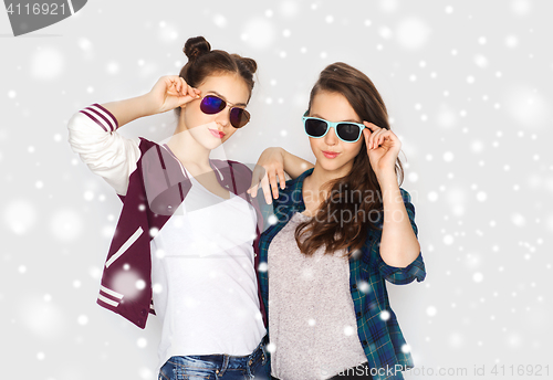 Image of happy smiling pretty teenage girls in sunglasses