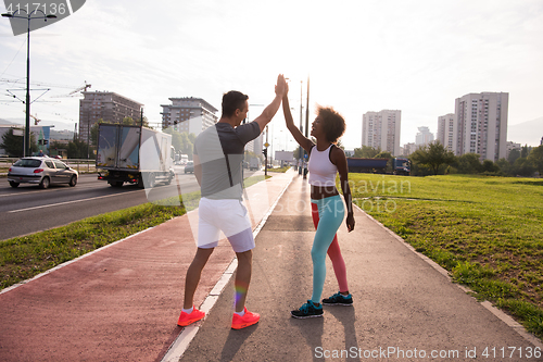 Image of couple congratulating on morning run ginis