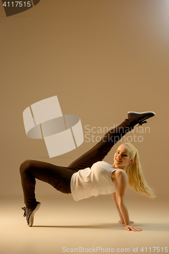 Image of The women dancing hip hop choreography