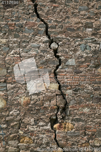 Image of Cracked stone wall