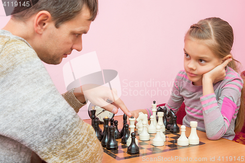 Image of Pope explains daughter tactics of the game of chess