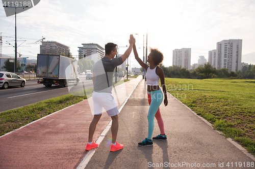 Image of couple congratulating on morning run ginis