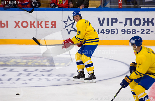 Image of Willy Lindstrom (20) dribble