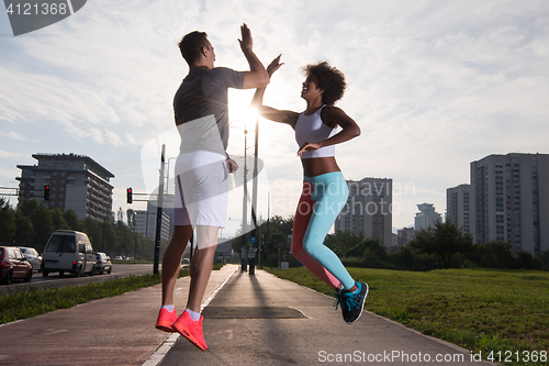 Image of couple congratulating on morning run ginis