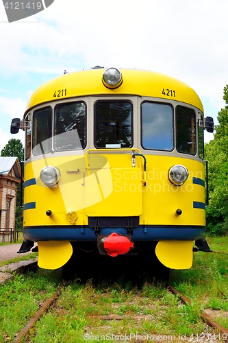 Image of Yellow diesel multiple unit train Dm7