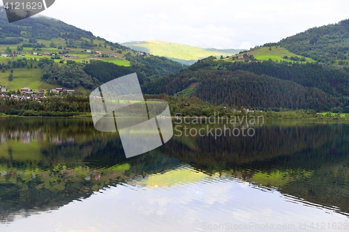 Image of Vangsvatnet mirror lake in Voss.