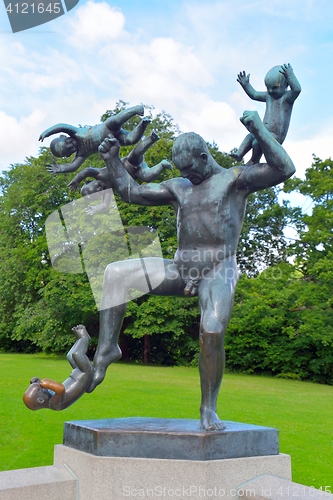 Image of Man fighting babies statue