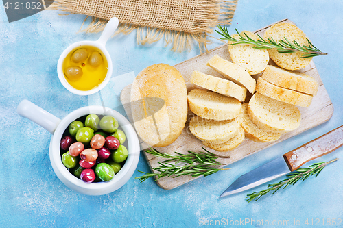 Image of olives and bread