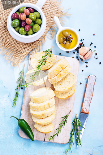 Image of olives and bread