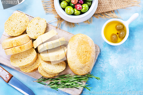 Image of olives and bread