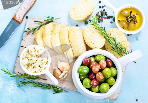 Image of olives and bread