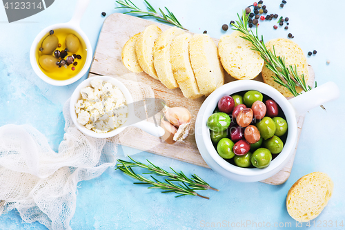 Image of olives and bread
