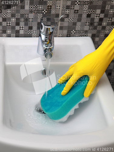 Image of Hand in yelow glove with sponge