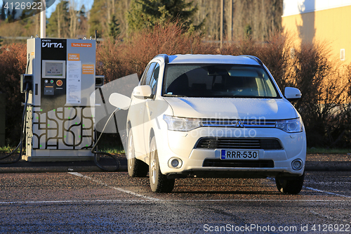 Image of Mitsubishi Outlander Plug in Hybrid SUV Charging Battery