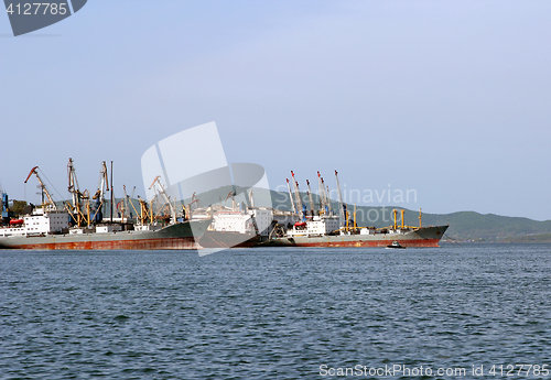 Image of Cargo ships are in port for loading.