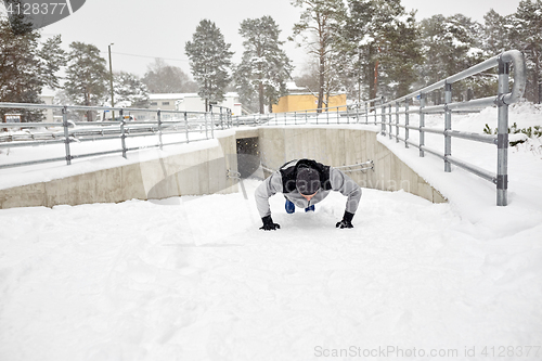 Image of couple doing push-ups outdoors