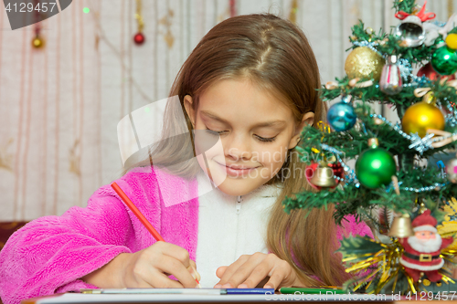 Image of Girl writes New Year greetings