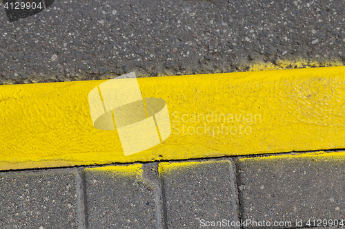 Image of yellow line markings on the road
