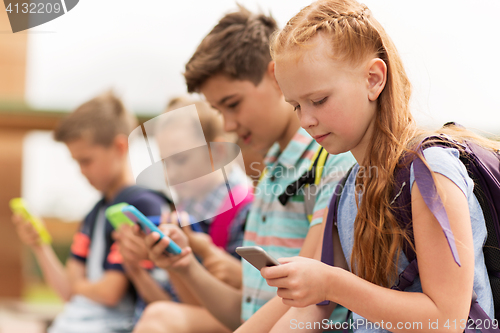 Image of elementary school students with smartphones