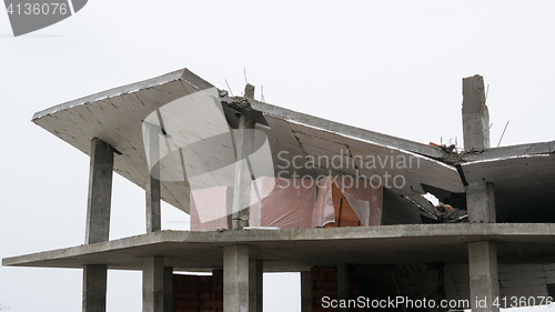 Image of The collapse of the roof of the building when unfair