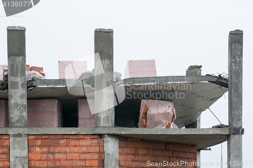 Image of The collapse of the floor slab in the construction of the house