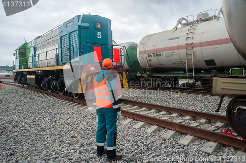 Image of Process coupling locomotive with tank