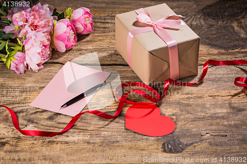 Image of The gift box with hearts on wooden background