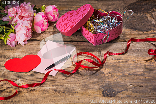 Image of The gift box with hearts on wooden background