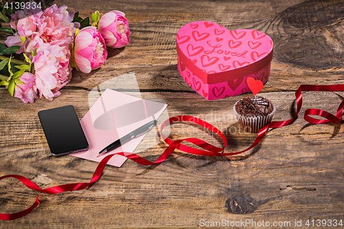 Image of The gift box with hearts on wooden background