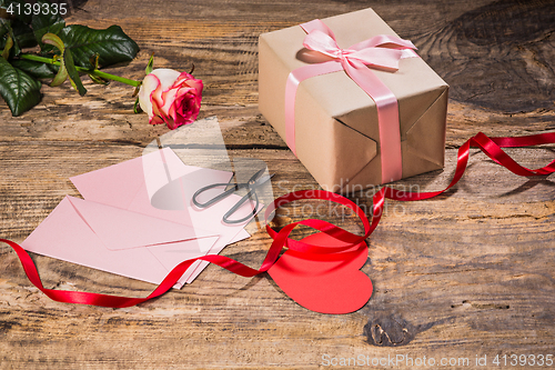 Image of The gift box with hearts on wooden background