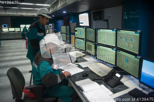 Image of Engineers in control room of Tobolsk Polymer