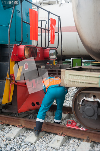 Image of Process coupling locomotive with tank