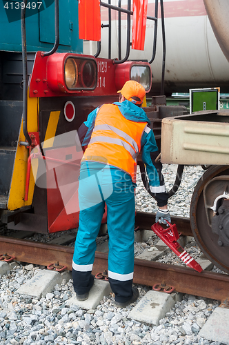 Image of Process coupling locomotive with tank