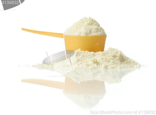 Image of powdered milk in plastic spoon