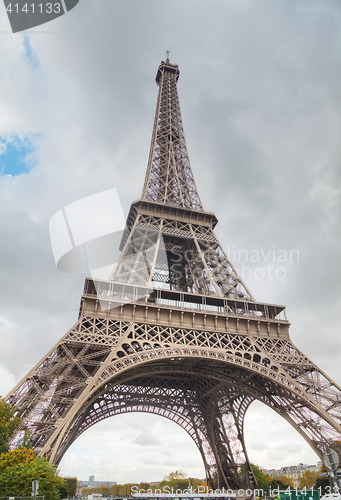 Image of Eiffel tower in Paris, France