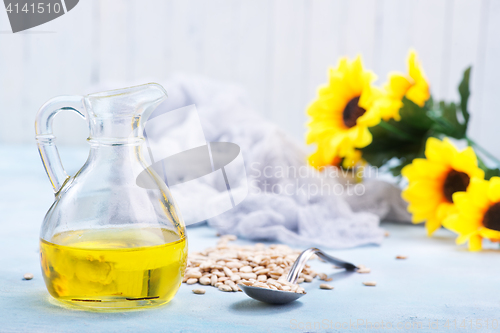 Image of sunflower seed and oil