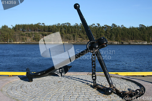 Image of Anchor and sea,