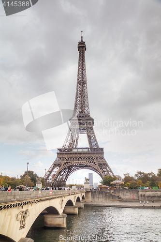 Image of Eiffel tower surrounded by tourists