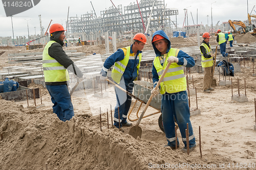 Image of Workers do base under big oil tank