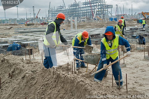 Image of Workers do base under big oil tank