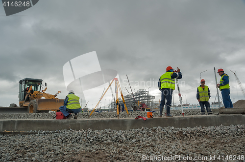 Image of Workers do base under big oil tank