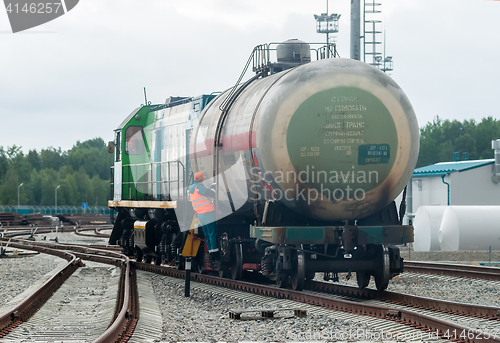 Image of Shunting locomotive transports tank on other way