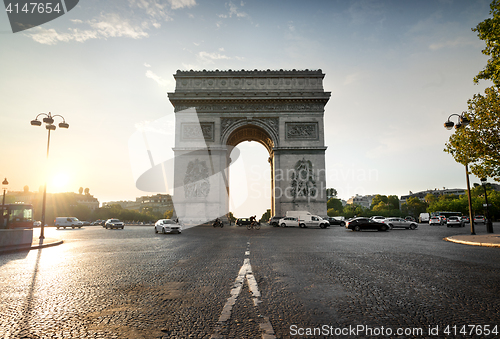 Image of Arc de Triomphe and avenue