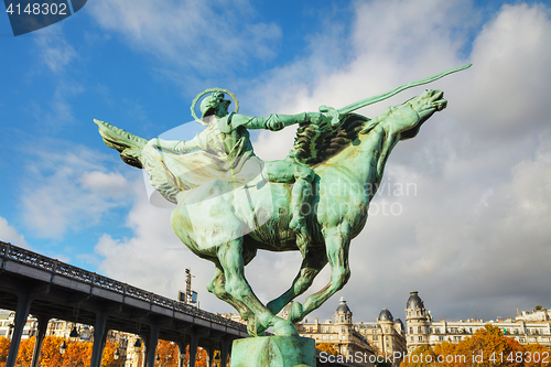 Image of Statue at Bir-Hakeim bridge in Paris