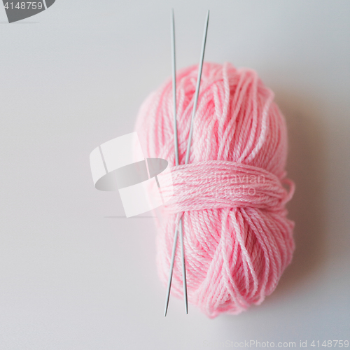 Image of knitting needles and ball of pink yarn