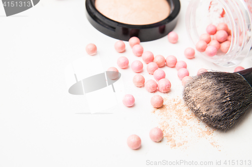 Image of the bronzing pearls and makeup brush.