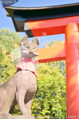 Image of Fox statue at Fushimi Inari shrine in Kyoto